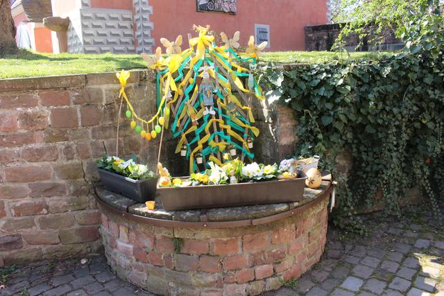 Der „Isenbart-Brunnen“ bei der Bibliothek