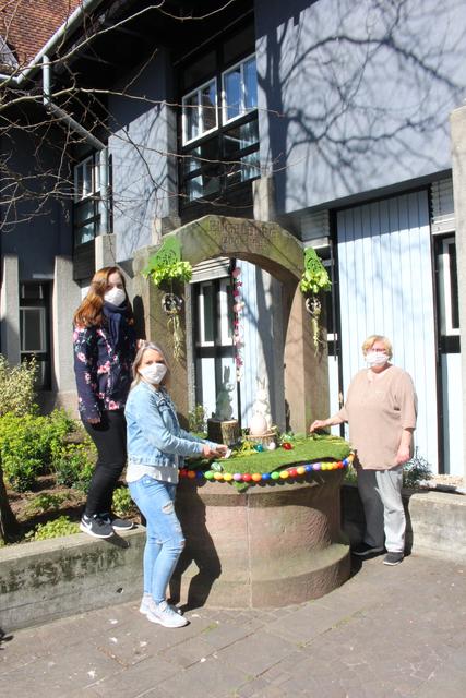 In Coronazeiten wird vorschriftsmäßig mit Mundschutz geschmückt.