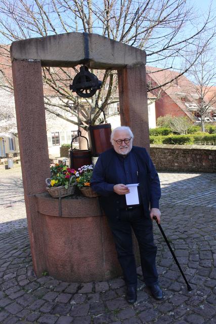 Peter Hilger präsentierte vorm Lobdengaumuseum diebstahlsicheren Blumenschmuck.