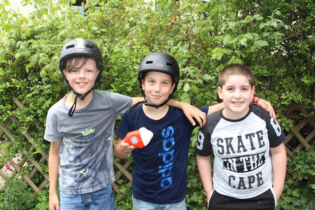 Die drei Bayern-Fans finden diesen Glücksstein am coolsten.