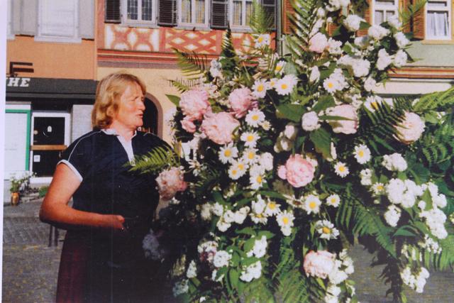 Für den Blumenschmuck am Marienbrunnen war Margarete Karch (geb. Vögele) zuständig.