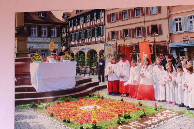Die Blütenteppiche der Fronleichnamsprozession werden in Ladenburg besonders attraktiv gestaltet.