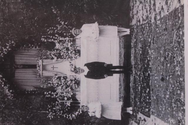 Stolz ließen sich diese Kommunionkinder vor dem Altar am Domhofplatz fotografieren. 