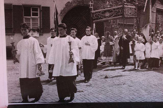 Nur anerkannte Persönlichkeiten des Stiftungsrates durften früher den Himmel tragen.