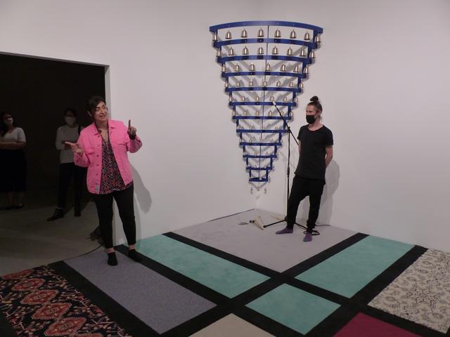 Nevin Aladag (li) erklärt den Klangraum. | Foto: Schatz