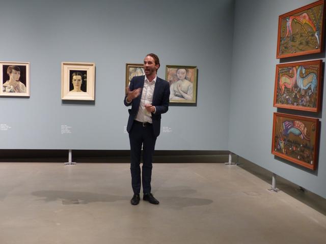 Johan Holten vor den Werken von Anita Rée. | Foto: Schatz