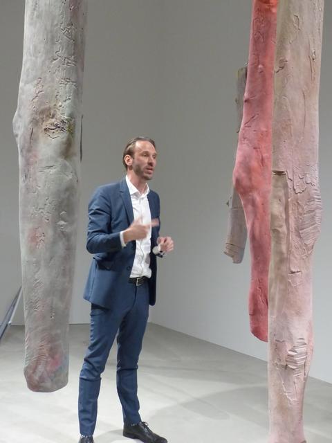 Johan Holten zwischen den Skulpturen von Kaari Upson. | Foto: Schatz