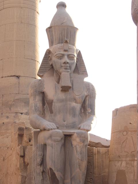 Eine der zahlreichen Statuen im Karnak-Tempel. | Foto: Schatz