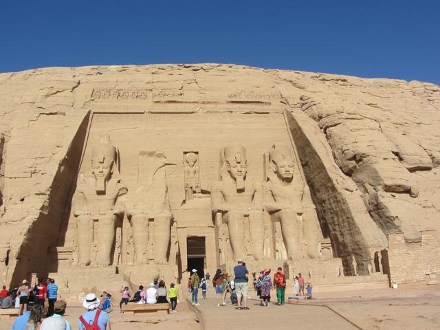 Der mächtige Tempel von Ramses II. in Abu Simbel. | Foto: Schatz