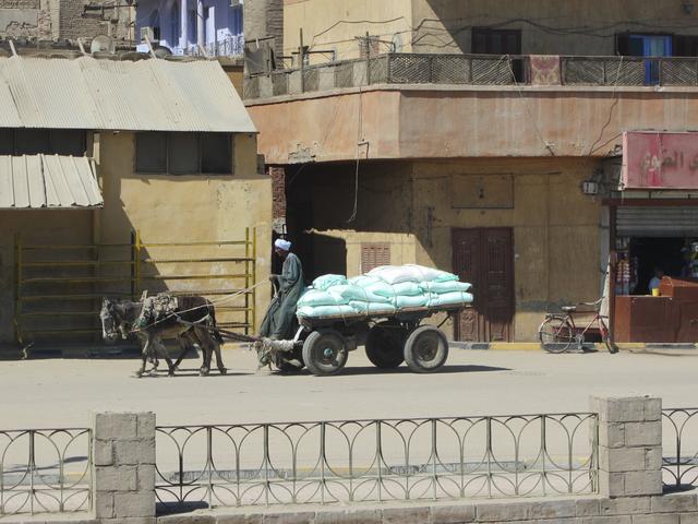 Straßenszene in Edfu.  | Foto: Schatz