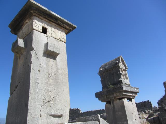 Pfeilergräber in der antiken Stadt Xantos. | Foto: Schatz