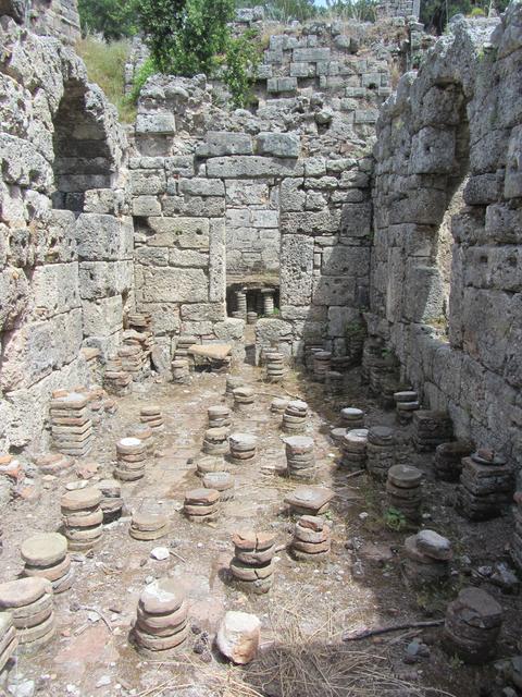 Reste einer antiken Fußbodenheizung in Phaselis. | Foto: Schatz