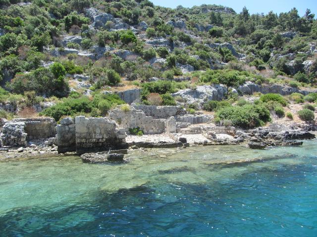 Reste der versunkenen Stadt Kekova sind auch vom Boot aus im klaren Wasser zu sehen. | Foto: Schatz
