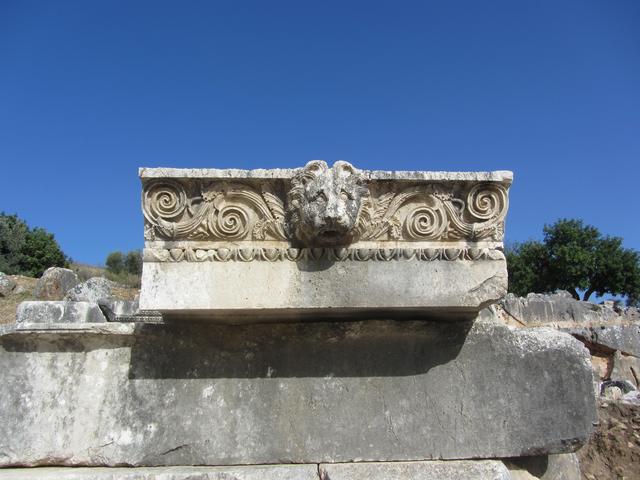 Reich verziertes Teil einer Säule im Tempelbezirk Letoon. | Foto: Schatz