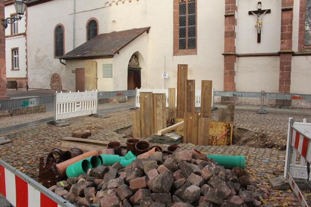 An vielen Ecken wird derzeit gebaut – in der Kirchenstraße wird ein neuer Straßenbelag verlegt – die Bau- und Unterhaltungskosten sind im Haushalt 2021 in Millionenhöhe abgebildet.
