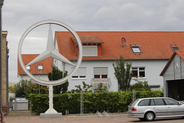 Zoff gab es wegen dem Mercedes-Stern, der am Auto-Museum Dr.-Carl-Benz aufgestellt wurde 
 
