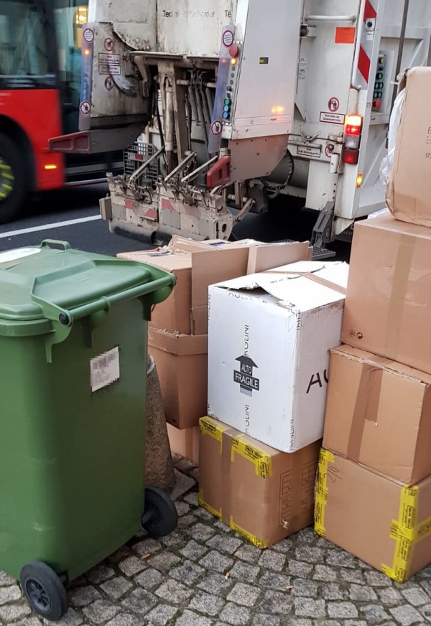 AVR Sinsheim Große Kartonagen nach und nach AVR Kommunal bittet Bürgerinnen und