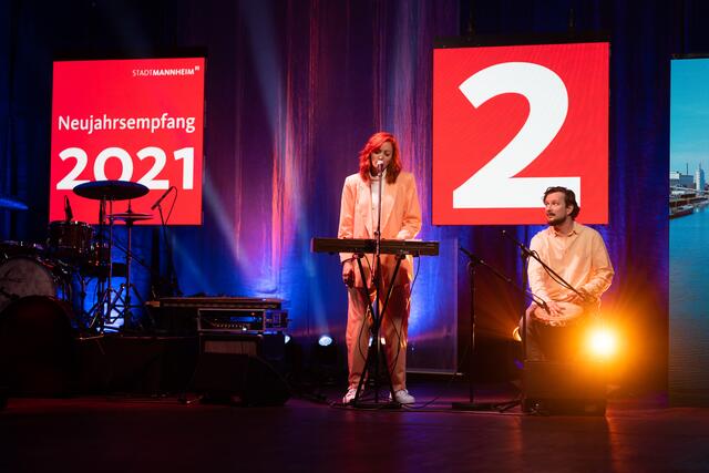 Die Songwriterin und Musikerin Alex Mayr beim Neujahrsempfang 2021 | Foto: Foto: Andreas Henn / Stadt Mannheim