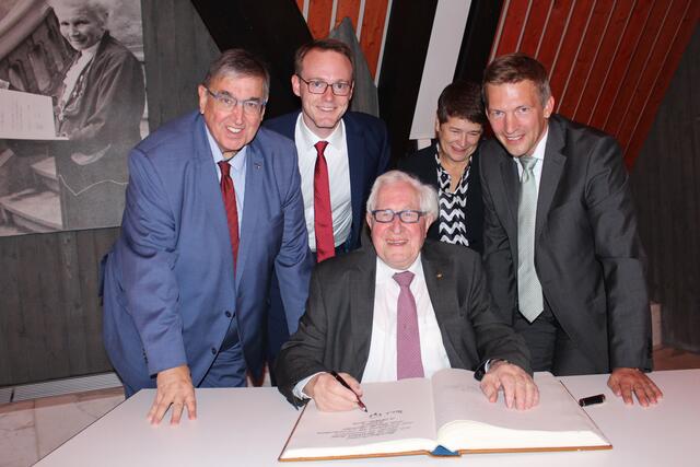 Ex-Ministerpräsident Bernhard Vogel wurde von Bürgermeister Schmutz zum Eintrag ins Goldene Buch der Stadt Ladenburg eingeladen. Natürlich war auch Karl A. Lamers dabei. 