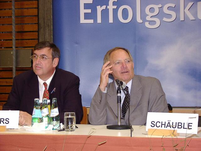 Wolfgang Schäuble bescheinigt Karl A. Lamers ein hohes Ansehen in der Politik. 