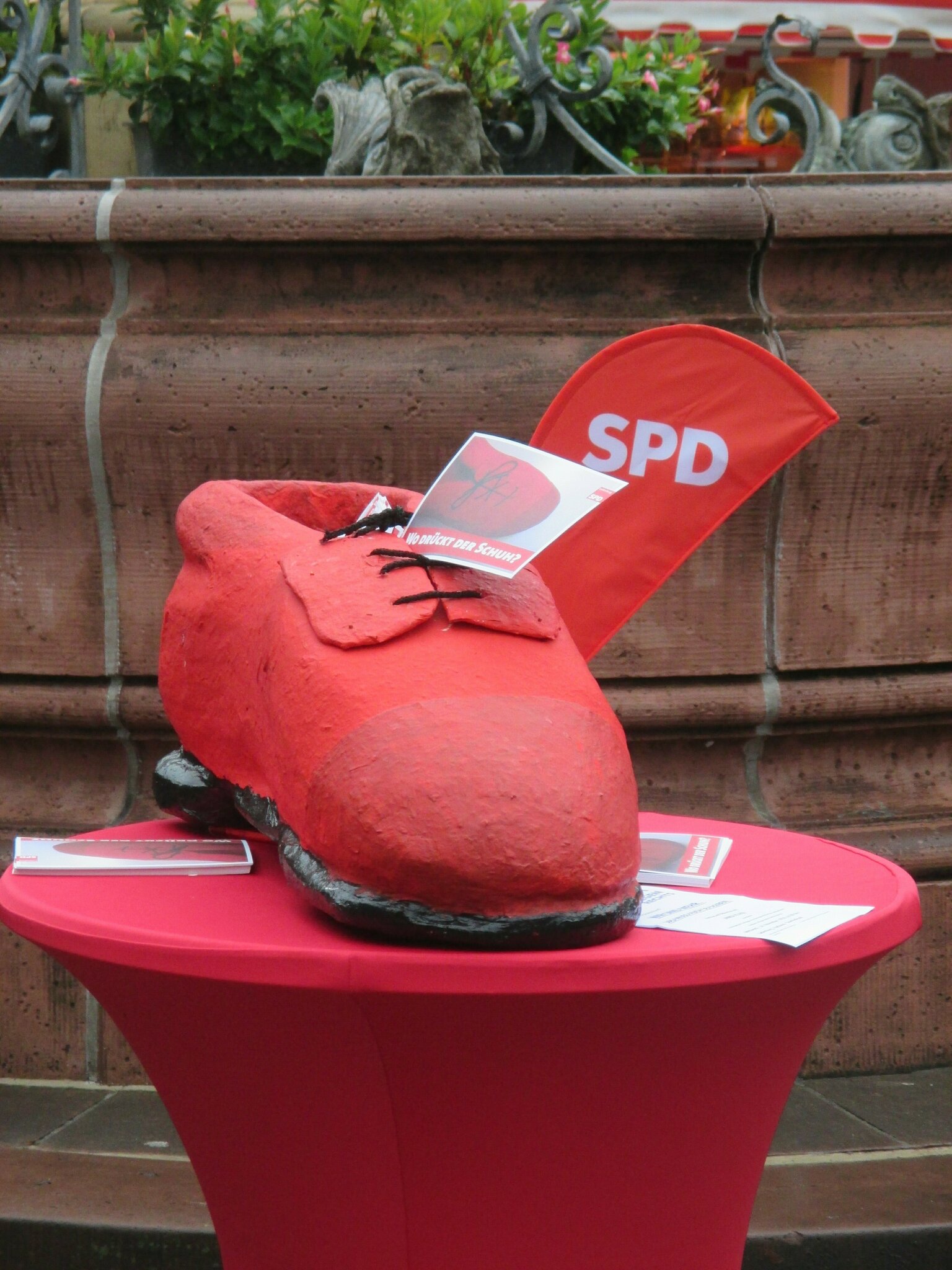 Der Ortsverein Der SPD Ladenburg Fragte In Seiner Rote Schuh Aktion 