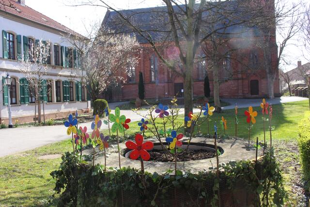 Premiere im evangelischen Kirchengarten: Die Kinder des Anne-Frank-Kindergartens schmückten den Brunnen im Kirchengarten.  