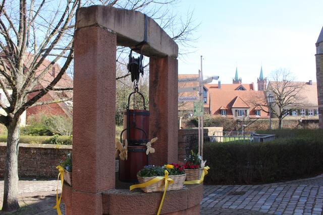 Der Museumsbrunnen wurde zum Osterprojekt der Ladenburger Landfrauen. 