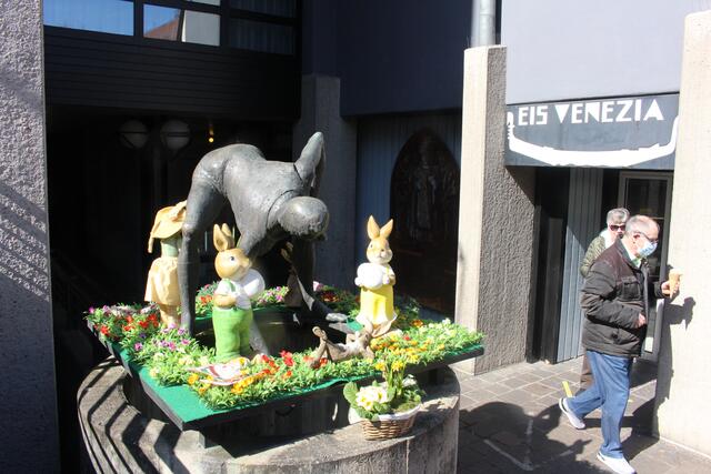 Die italienische Osterhasen-Kompanie lädt zum Ostereis-Schlecken ein.   