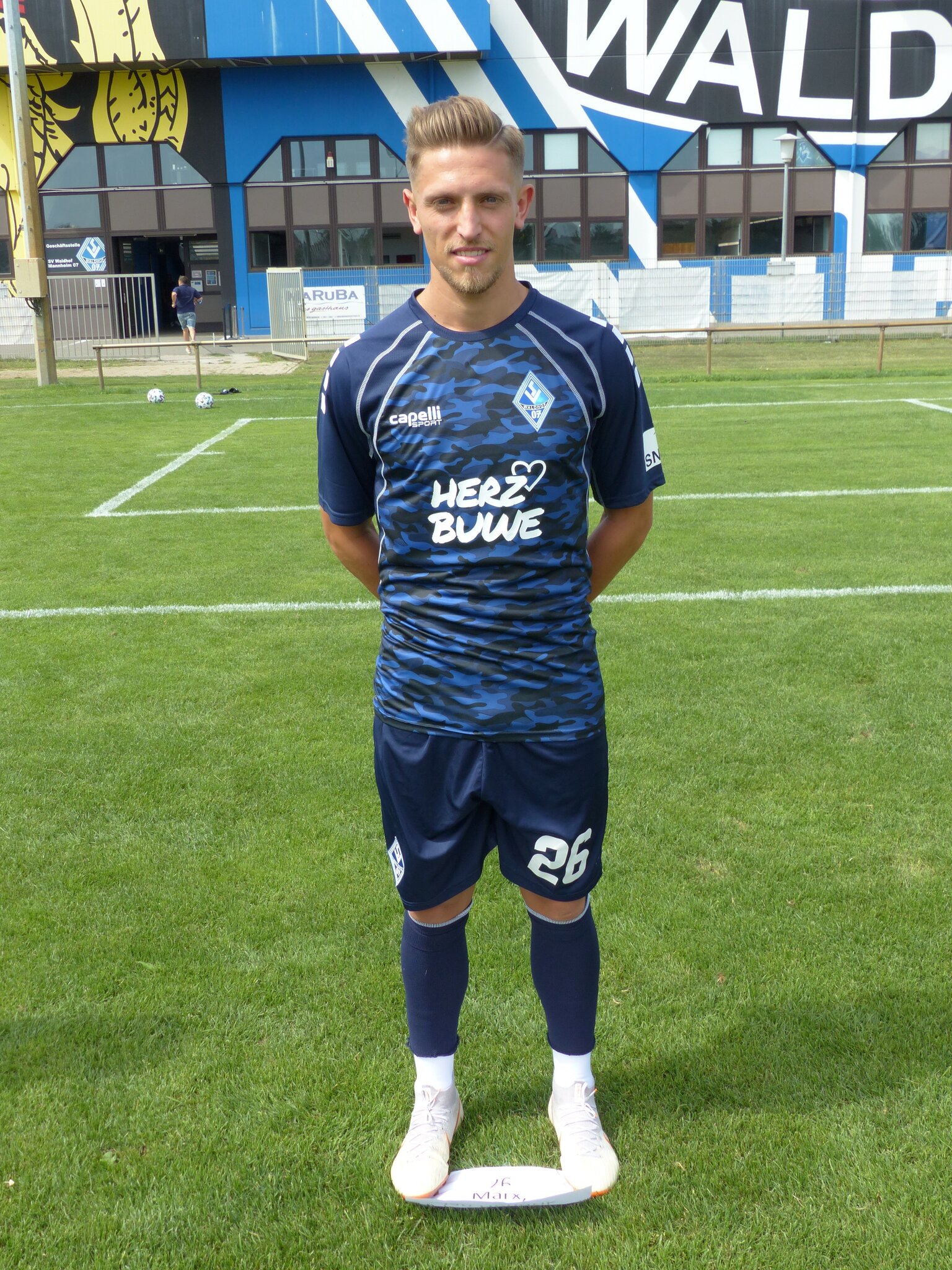 Von unserem Mitarbeiter Reinhard Schatz SV WaldhofMannheim gegen VfB Lübeck Friedrichsfeld Von unserem Mitarbeiter Reinhard Schatz SV WaldhofMannheim gegen VfB Lübeck Friedrichsfeld