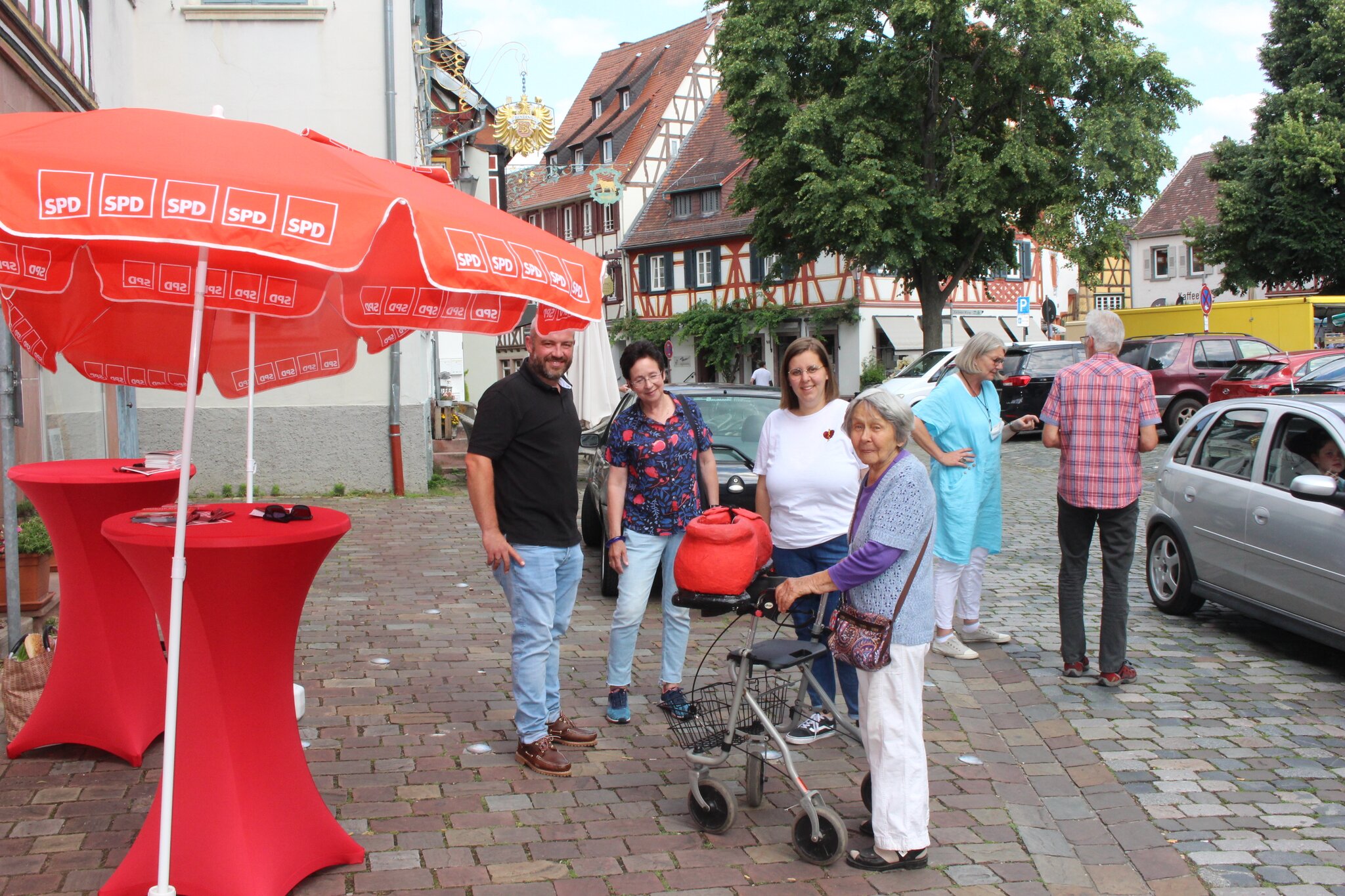 Die Bundestagskandidatin Der SPD Besucht Auf Dem Marktplatz Die Rote 