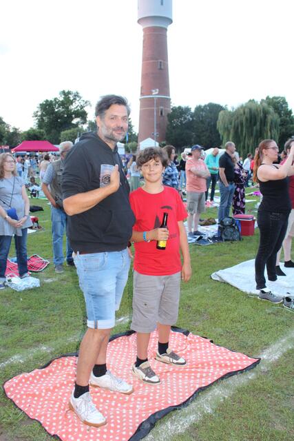 Konzert-Manager Timo Kumpf, mit seinem Sohn Mika, zog nach dem ersten Konzertblock eine prima Zwischenbilanz. 