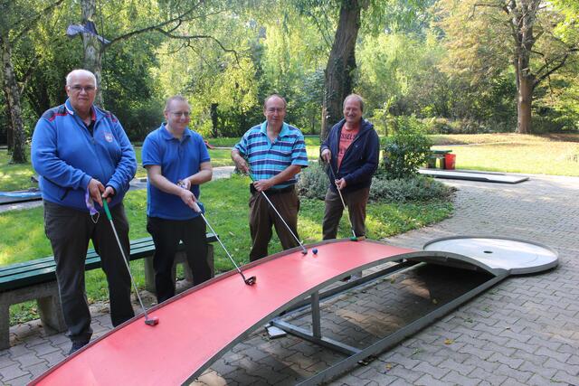 Oktober: Die Führungsmannschaft des Minigolfclubs ist stolz, dass der Verein sein 50jähriges Bestehen feiern darf. 