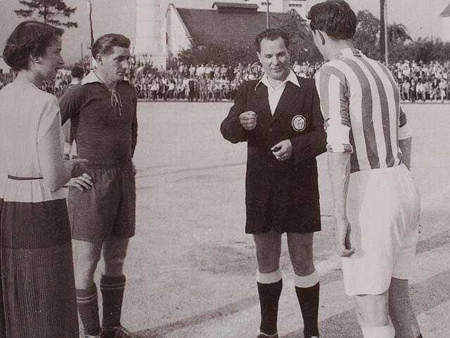 Der spätere Weltmeister Fritz Walter war mit dem 1.FC Kaiserslautern zur Stadioneinweihung in Ladenburg zu Gast. 