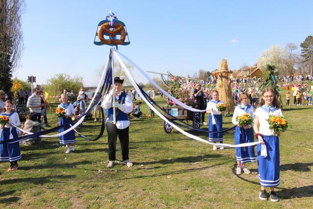 Die Brezelträger des Heimatbundes gehören zum Sommertagszug dazu wie der Wasserturm zu Ladeberg ...