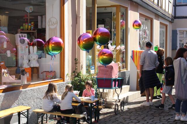 Vor dem "Elfenstall" konnten sich die Kinder kreativ beschäftigen. 