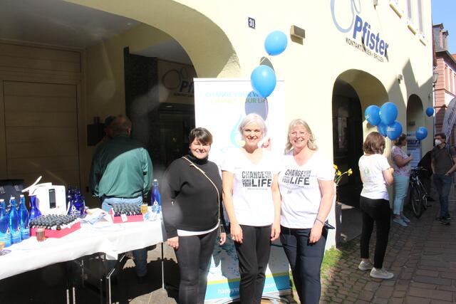Happy Water - Happy Stimmung, so kann die Atmosphäre bei Optik Pfister zusammengefasst werden. Martina Pfister (rechts)  und die Beraterinnen Ursula Rieger (Mitte) sowie Daniela Stadler gaben Tipps zur gesunden Ernährung. 