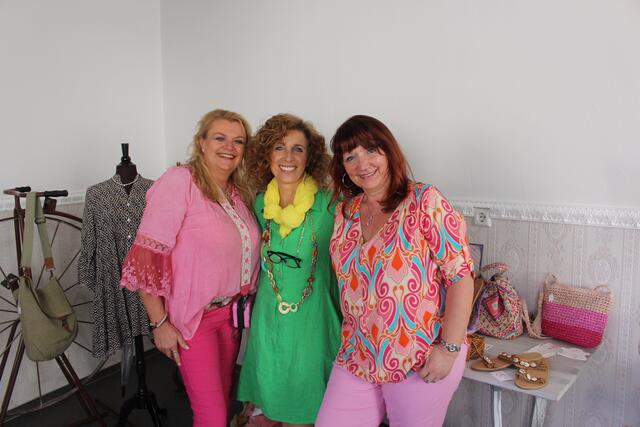 Gute Stimmung bei "Ela´s Modeatelier" - Sabine Keller (links), Manuela Rieber und Jeanett Conte (rechts) tragen bereits die aktuellen Farbtrends. 