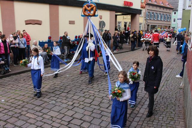 Die Brezelträger des Heimatbundes präsentieren sich heute in Kostümen der Stadtfarben blau-weiß. 

