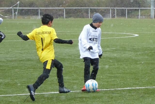 Im Schneetreiben behielten die Friedrichsfelder Spieler (weißes Trikot) den Überblick. /Foto: -wy