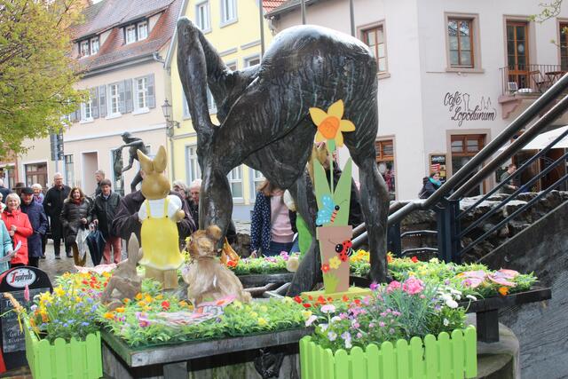 „Friedensbotschaft“ an den Bürgermeister – das Hinterteil des Wasserschöpfers, das er dem Rathaus entgegenstreckt, wurde mit einer Frühlingsblume kaschiert...  