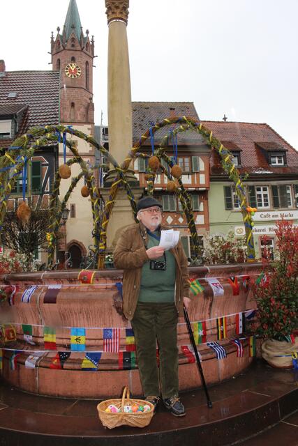 Der Macher des Osterbrunnen-Rundgangs, Peter Hilger, würzte die Aktion vor dem hübschen Marktplatzbrunnen, geschmückt von den Grünen, mit viel Humor. 