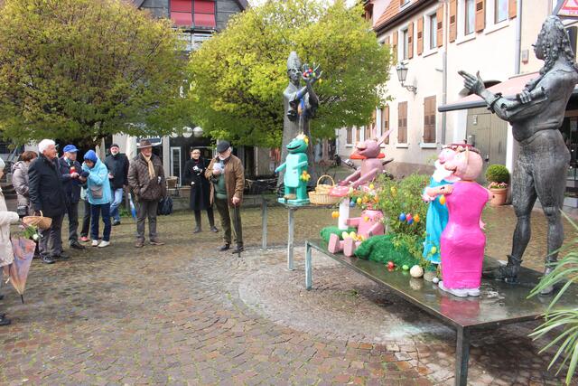 Die Draußenschule und Willi Wolfrum setzten auf dem Domhof-Brunnen einige Farbtupfer. 