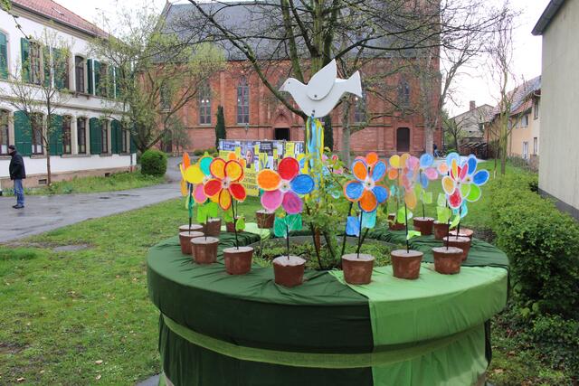 Einen Frühlingsbrunnen gestalteten die Kinder des Anne-Frank-Kindergartens im evangelischen Kirchengarten. 
