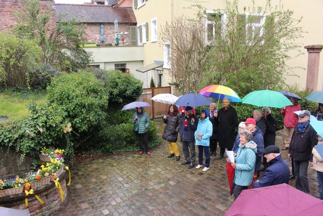 Helga Isenbart trug am Brunnen der Landfrauen ein Ostergedicht vor. 