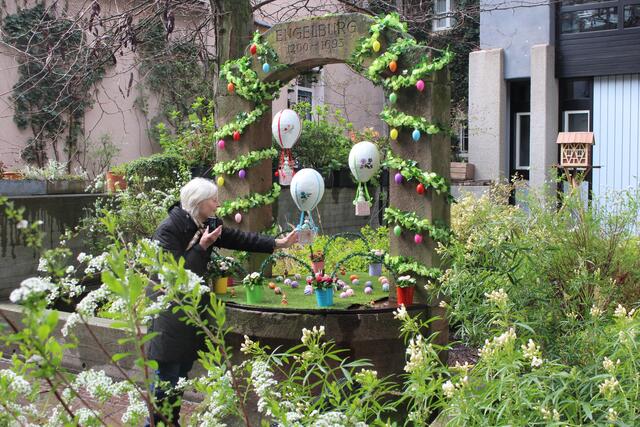 Hübsch dekoriert wurde der Engelsburg-Brunnen am Rathauseingang.  
