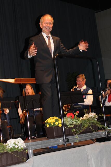 So sieht ein glücklicher Dirigent aus - Helmut Baumer genoss den Abend in vollen Zügen. 