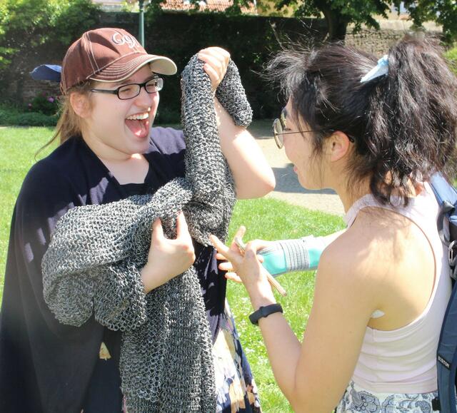 Beste Stimmung beim Museumstag: Das 16 kg schwere Kettenhemd wollte diese junge Besucherin ihrer Freundin anlegen.