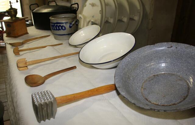 Schüsseln, Tontöpfe und Küchengerätschäften sind in der Heimatbund-Ausstellung zu sehen. 