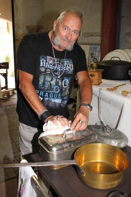 „Hard-Rocker“ Hermann Mayer kanns auch nostalgisch. Er hat als Appetitanreger für die Hauptausstellung im Herbst das Ausstellungsfenster der Huber´schen Scheune bestückt.  