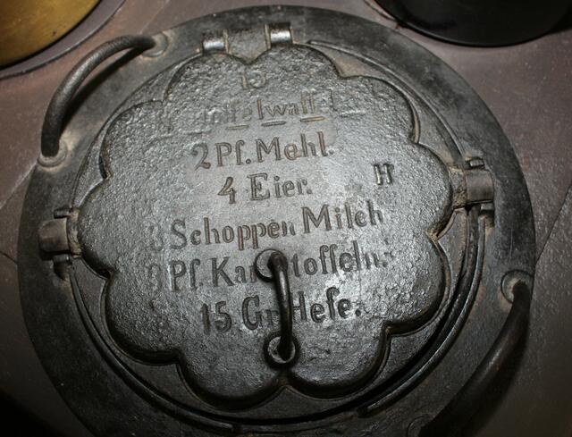 Waffeleisen mit Rezeptempfehlungen waren oft im Küchenofen integriert. 